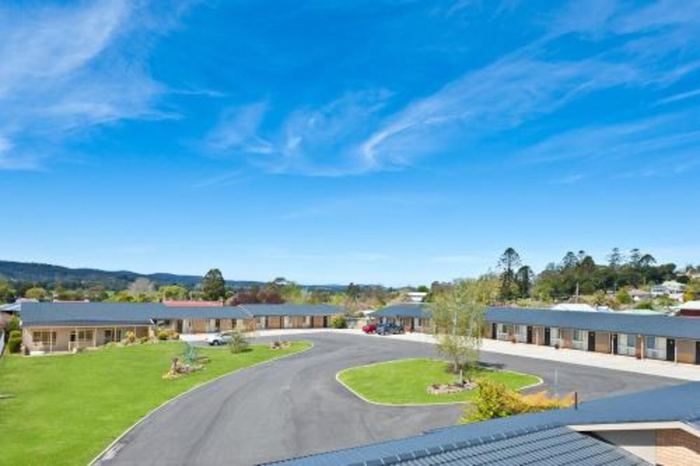 A wing of the motel alongside the driveway and lawn
